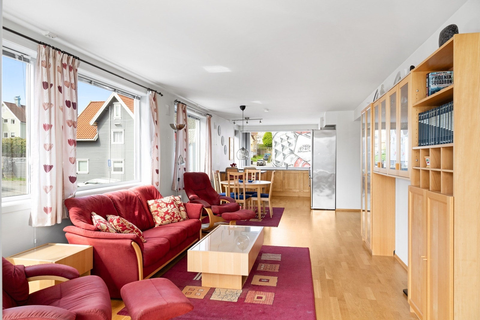 Stuens form gjør den enkel å møblere hvor en har plass til både spise-og sittegruppe. Galleribilde