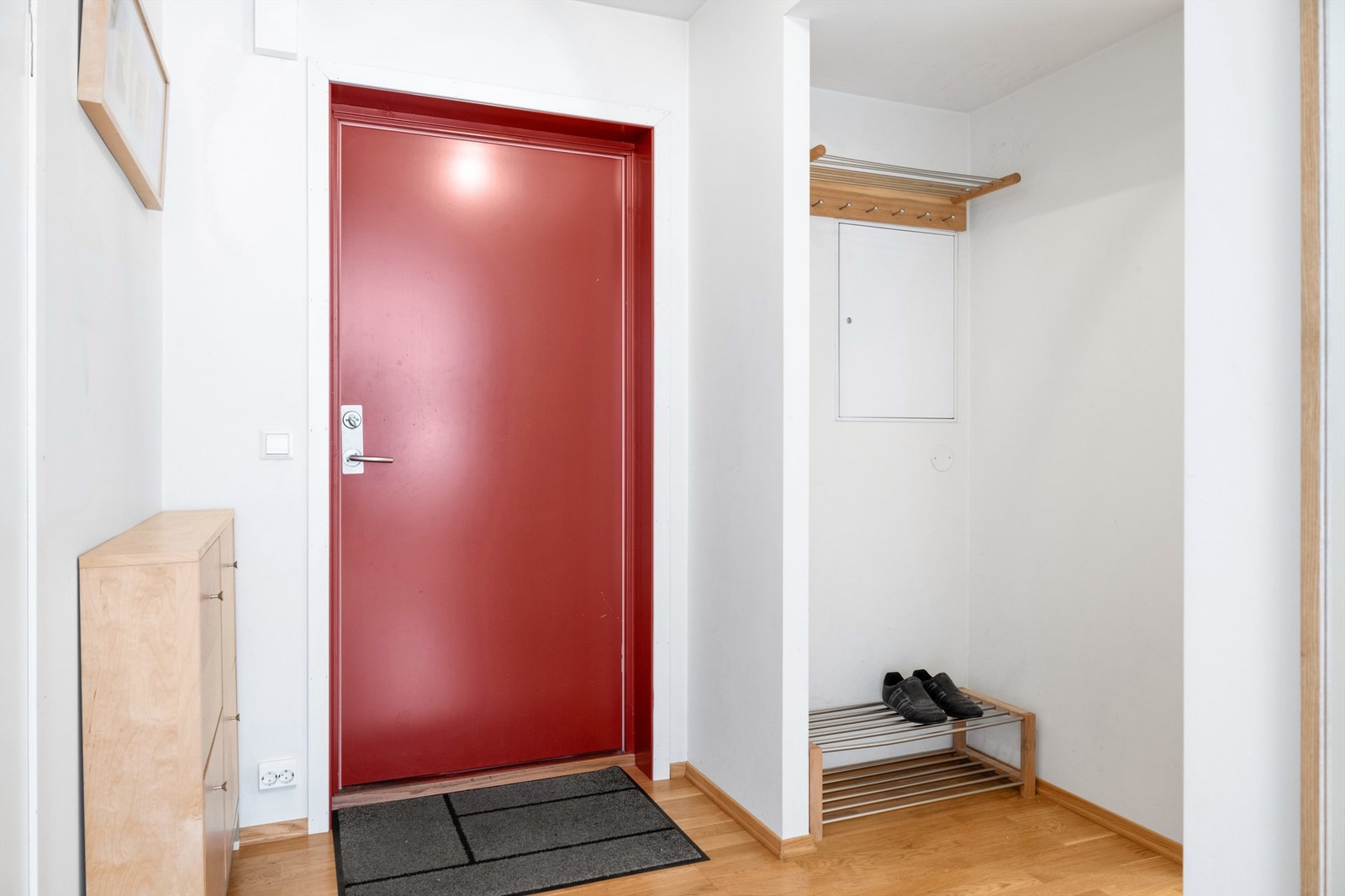 Gang med plass til å henge fra seg yttertøy. Galleribilde