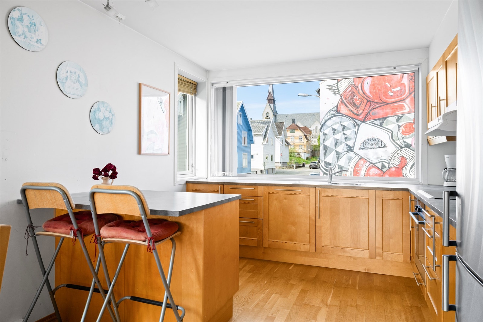 Romslig kjøkken med stort vindu som slipper inn mye naturlig lys. Galleribilde