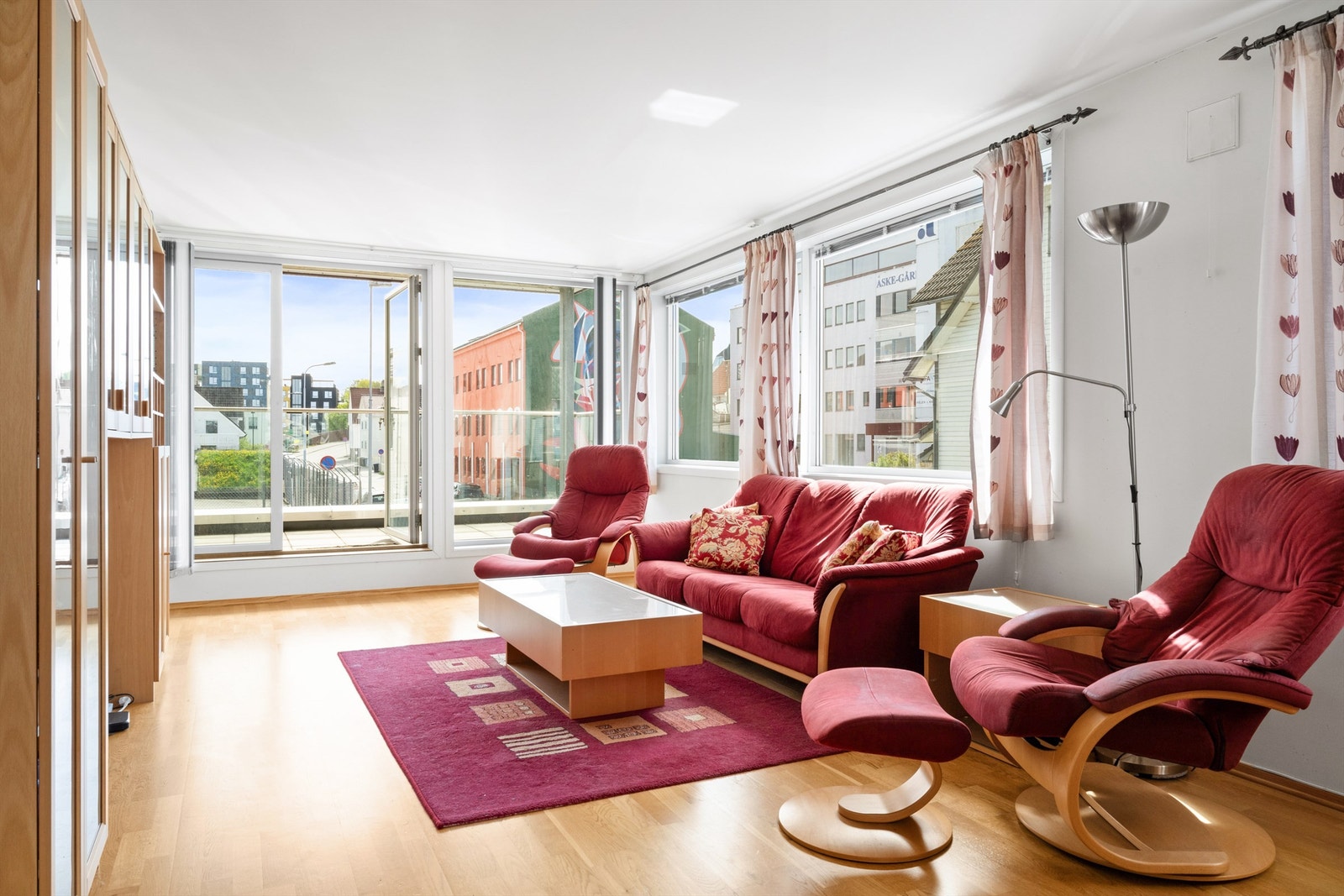 Leiligheten har gjennomgående godt med vindusflater i oppholdsrom og fremstår meget lys og luftig. Galleribilde