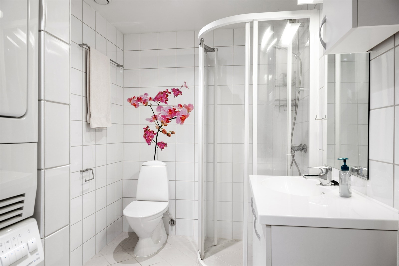 Helfliset baderom med opplegg for vaskemaskin og tørketrommel. Galleribilde