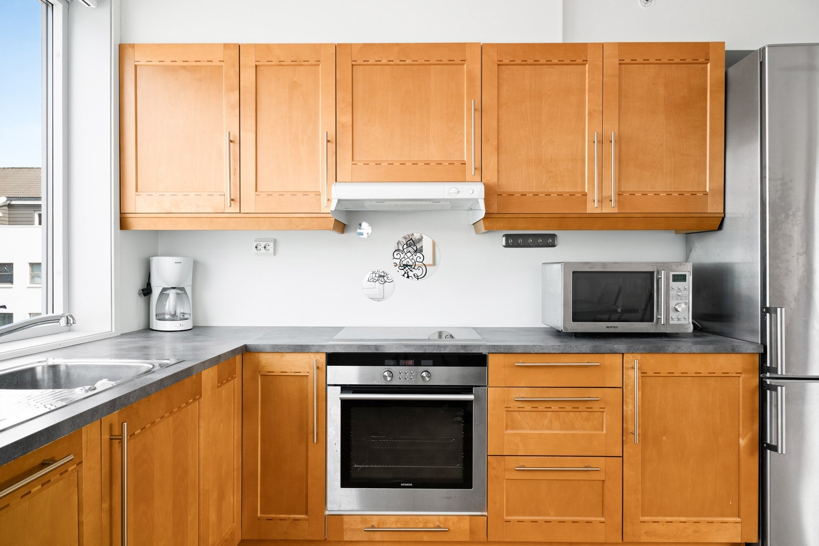 Kjøkkenet har gode benkeoverflater og lagringsplass i form av over- og underskap. Galleribilde