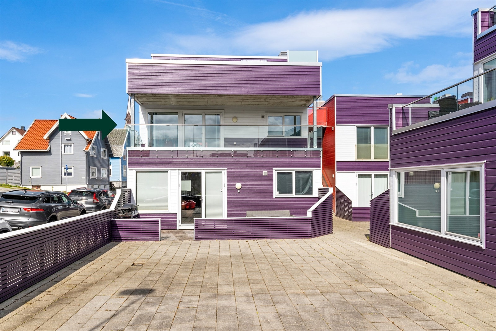 Romslig leilighet med god planløsning hvor en enkelt kan få til 3 soverom om man ønsker. Galleribilde