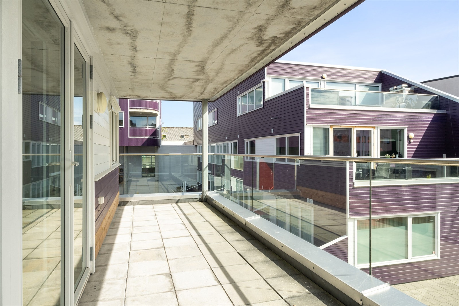 Romslig balkong med morgen og dagssol. Galleribilde