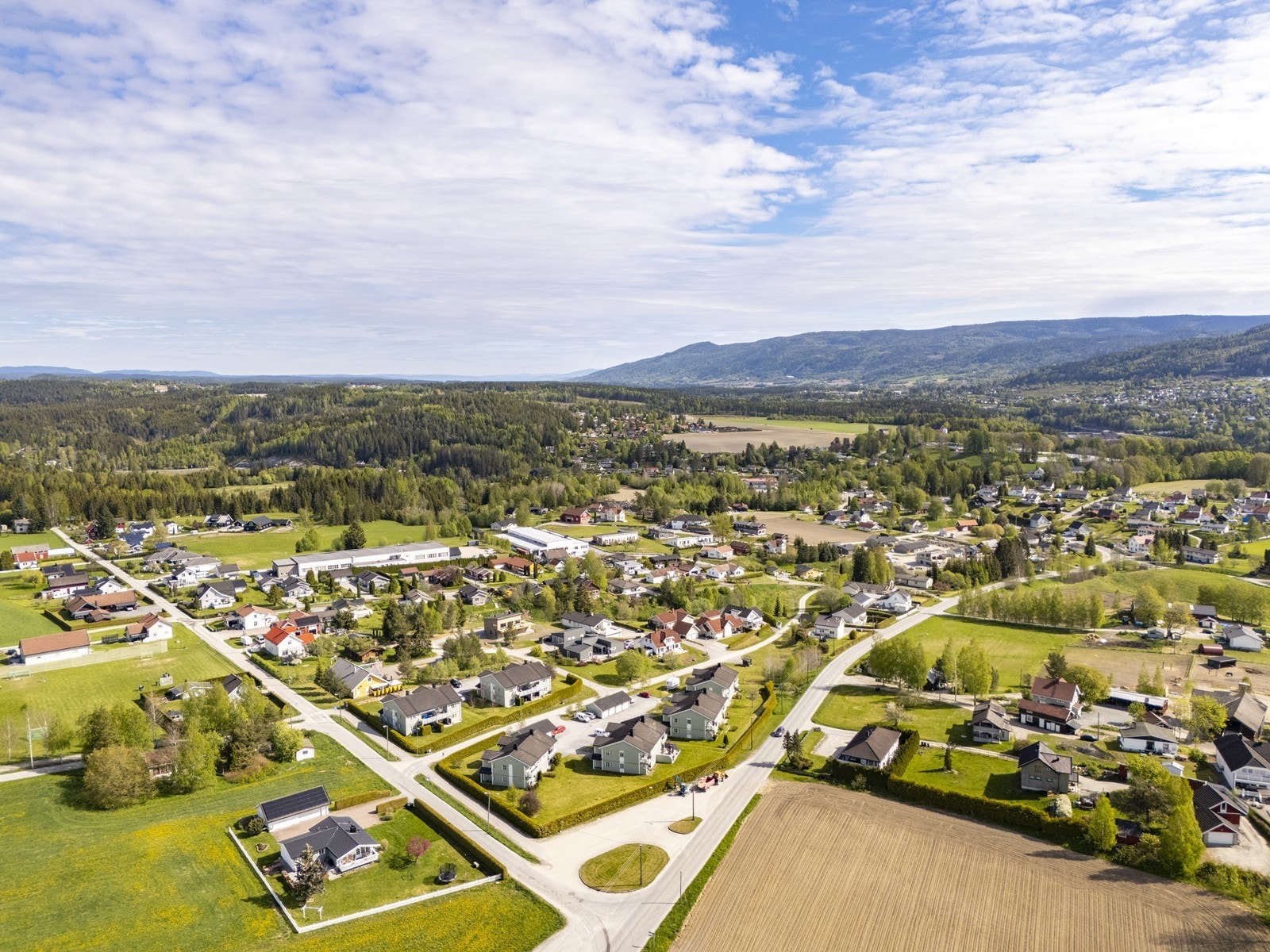 Med enkel adkomst til Hokksund, Drammen og Hønefoss, er dette et perfekt sted for deg som ønsker en rolig hverdag - med byens tilbud innen rekkevidde. Galleribilde