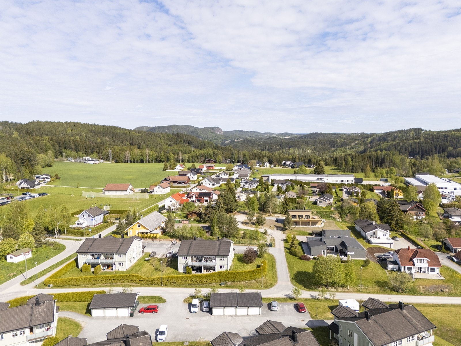 Området byr på flotte turområder, allsidige idrettstilbud og kort vei til populære attraksjoner som Furumo og Blaafarveværket. Galleribilde