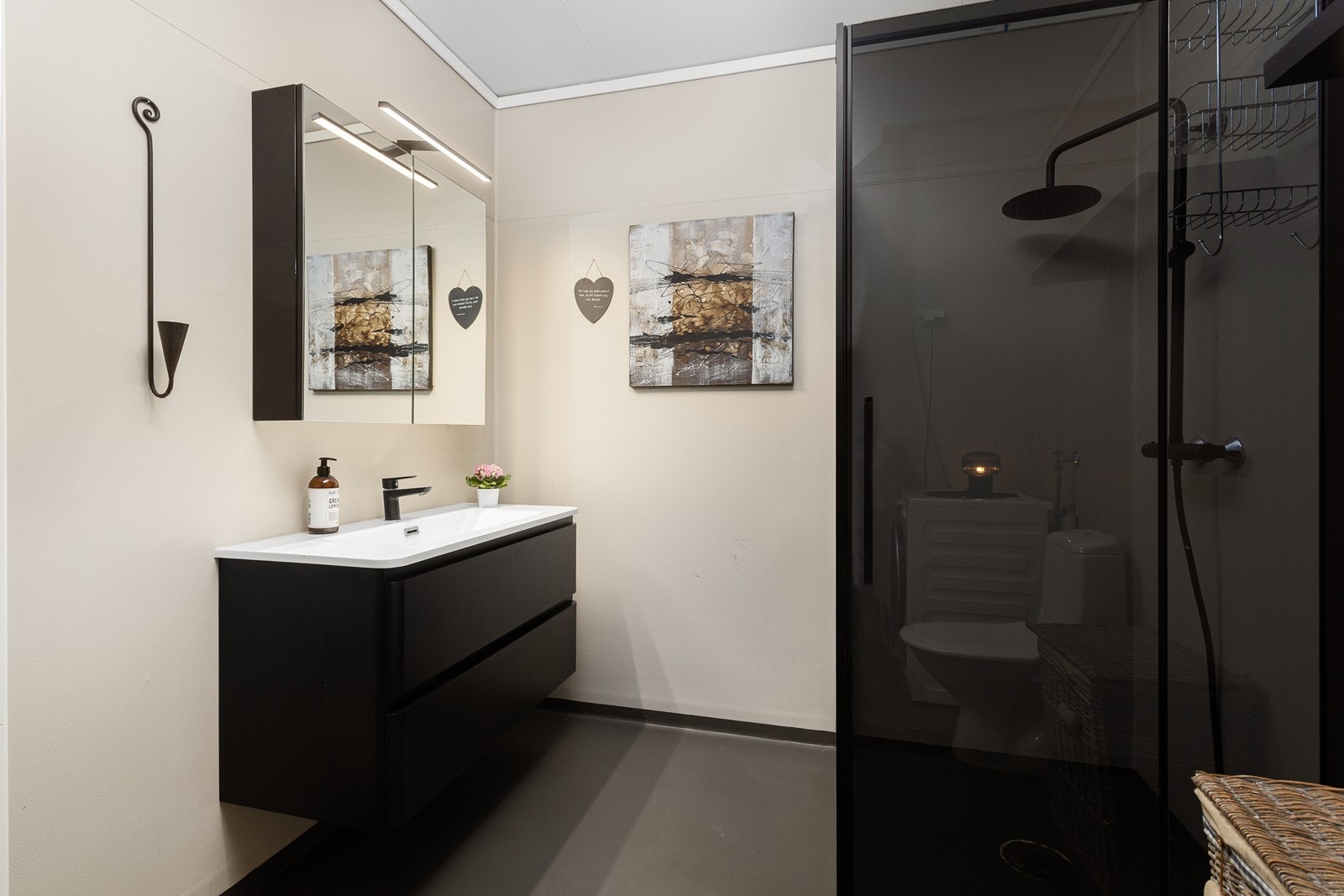 Stilrent og moderne bad fra 2003, innredet med våtromstapet på veggene og vinylbelegg på gulvet. Badet har elektriske varmekabler i gulvet. Galleribilde