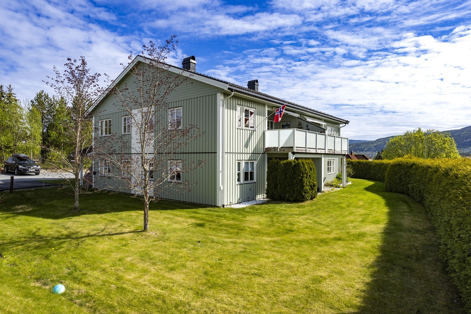 Fagernesveien 4D ligger fredelig og skjermet til i et etablert boligområde like utenfor Åmot sentrum. Her bor du med gangavstand til skole, barnehage, dagligvare og kollektivtilbud. Galleribilde