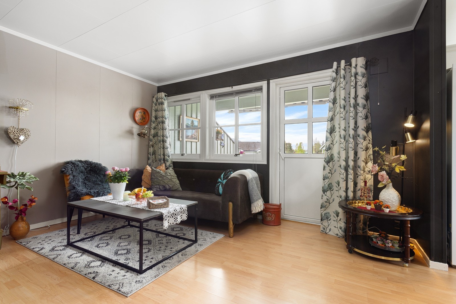 Velkommen inn! Leiligheten byr på en hyggelig stue med utgang til veranda. Galleribilde