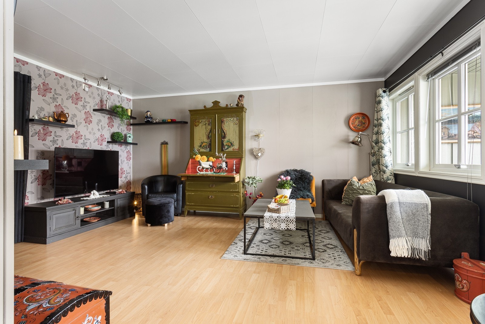 Store vindusflater sikrer fint med naturlig lys. Galleribilde