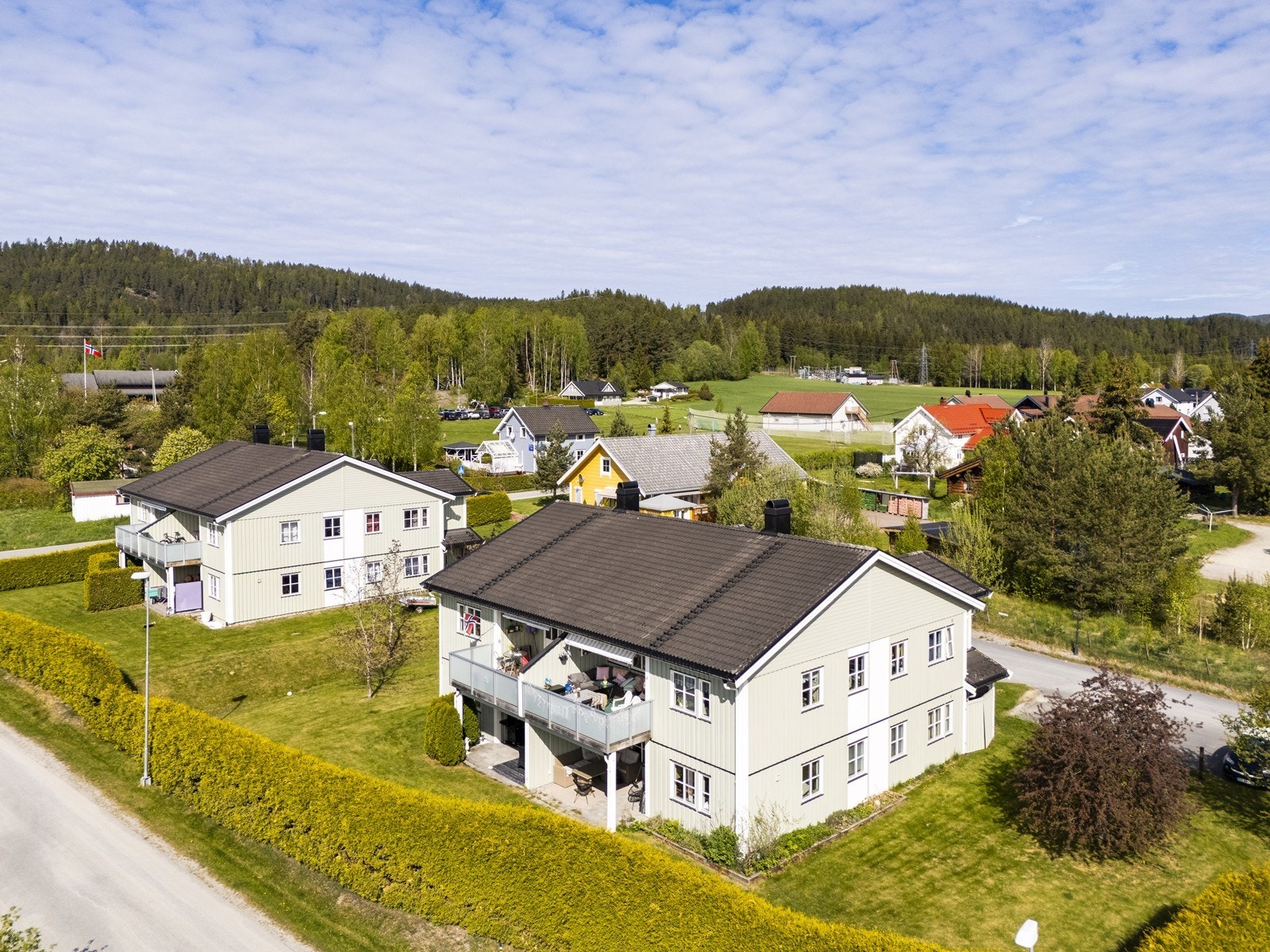 Fagernesveien 4D ligger fredelig og skjermet til i et etablert boligområde like utenfor Åmot sentrum. Galleribilde