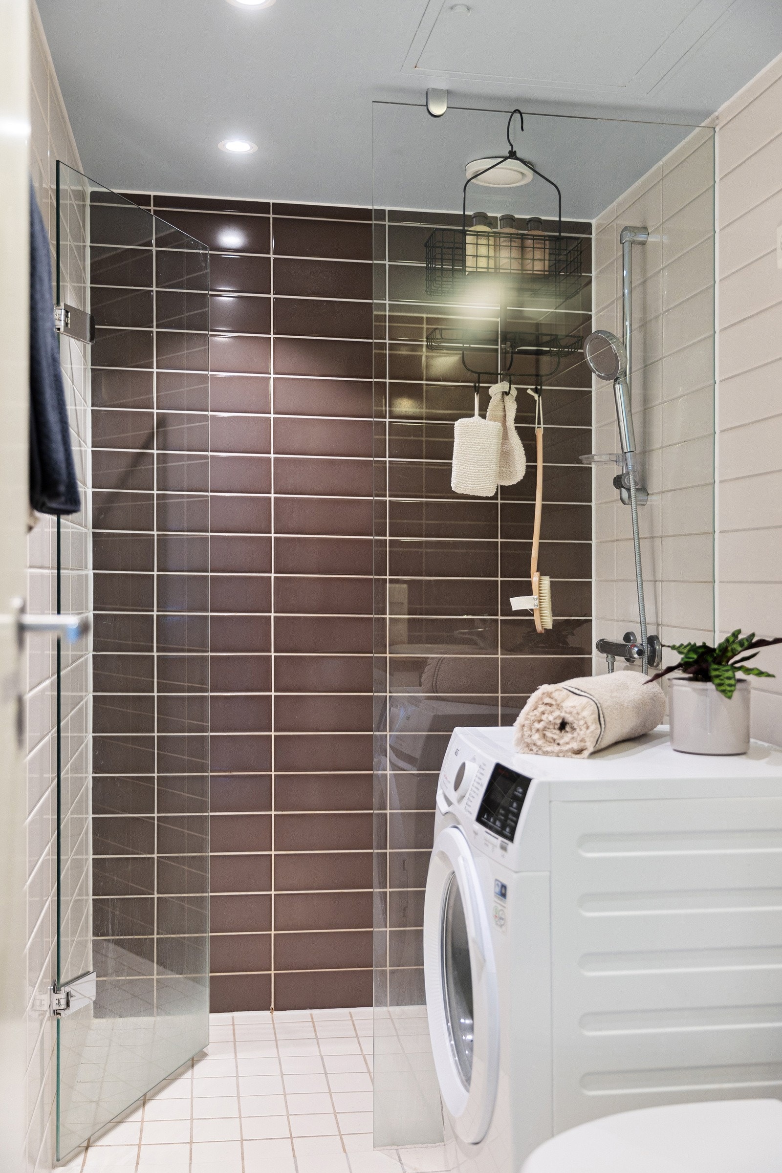 Det er varmekabler i gulv og downlights i himling. Galleribilde