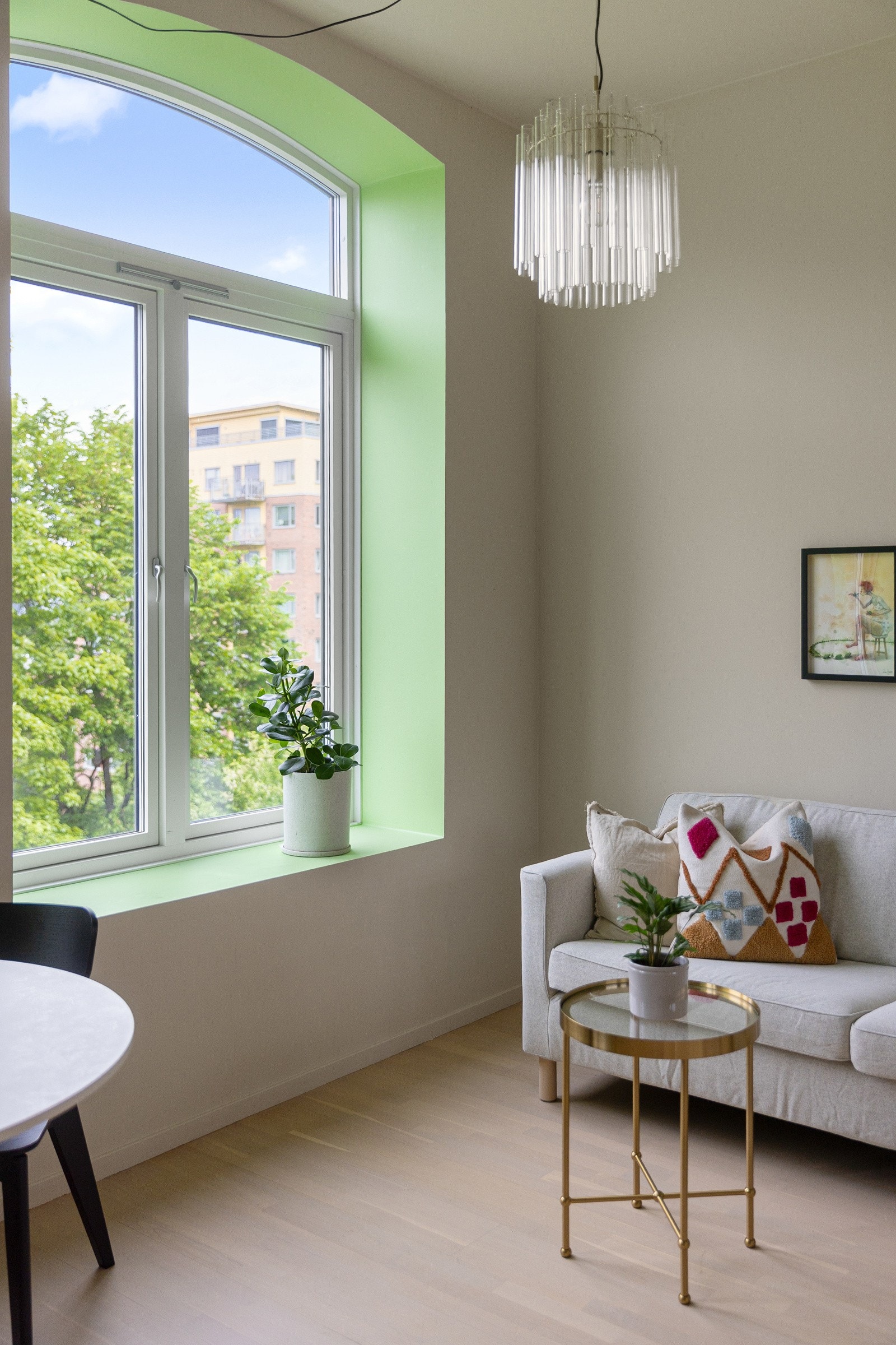 Stuen er delikat malt med en nydelig grønntone i vinduskarmene Galleribilde