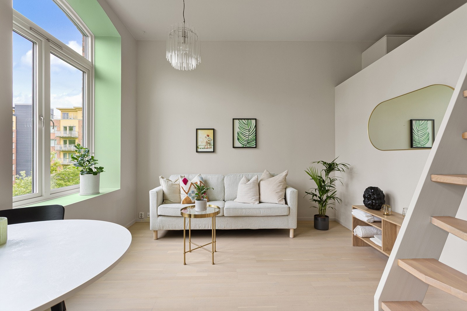 God plass til spisebord og sofaseksjon med tilhørende møblement. Galleribilde