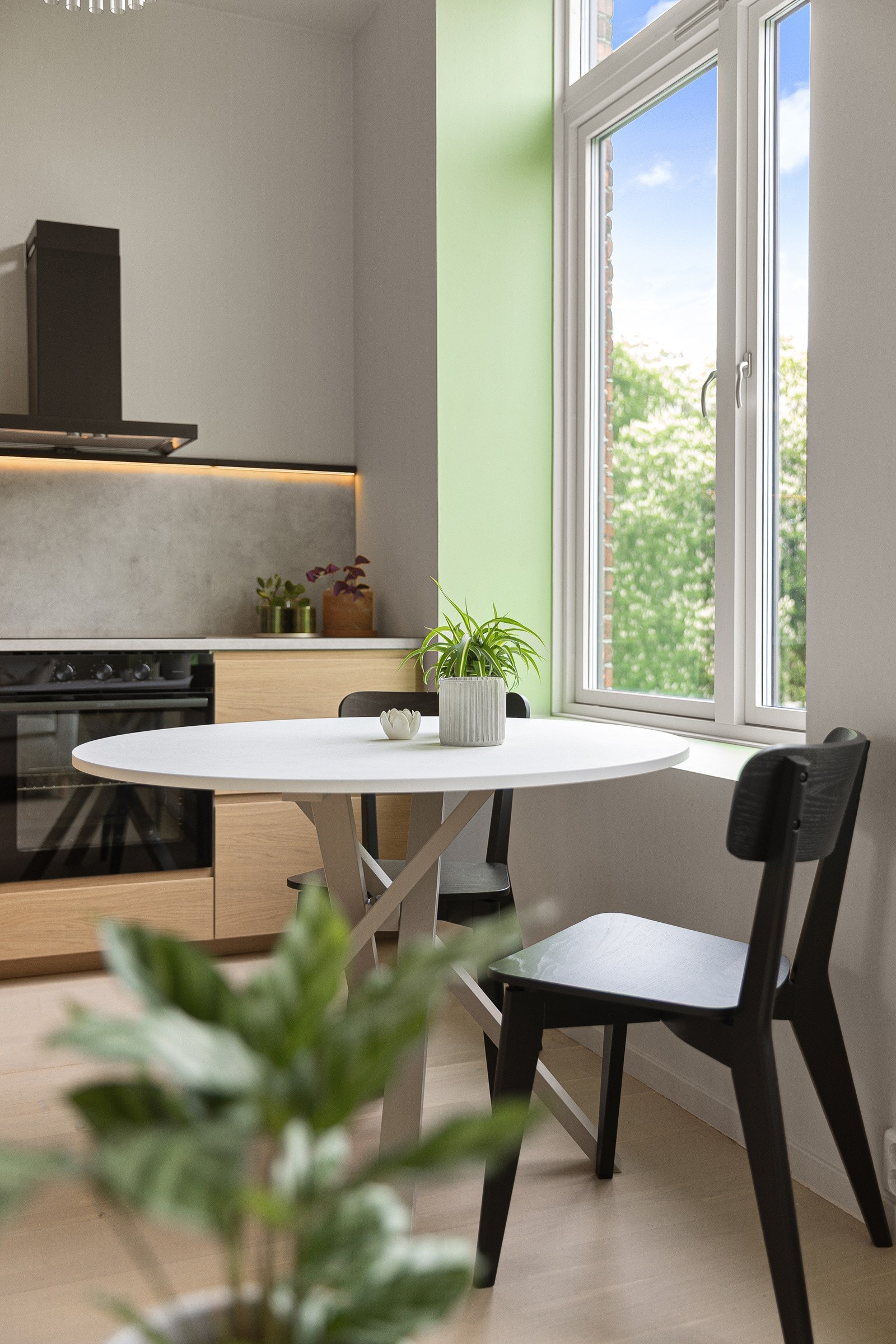 På kjøkkenet får du også en stilig laminat benkeplate som også er lagt som sprutplate opp på veggen med list og ledlys over. Galleribilde