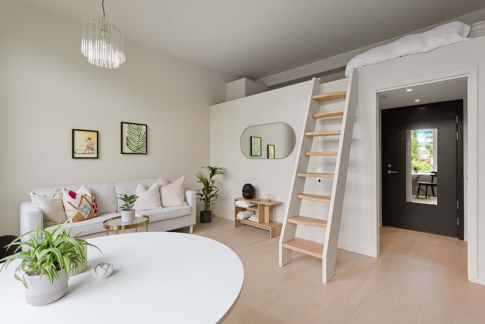 Smart og effektiv planløsning. Trappestige opp til hemsen. Galleribilde