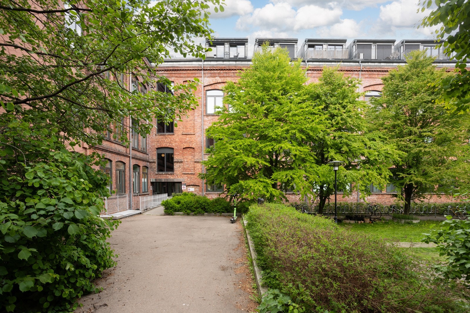 Her er det parkmessig utformet med internveier, gressplener, sittegrupper og beplantning. Galleribilde