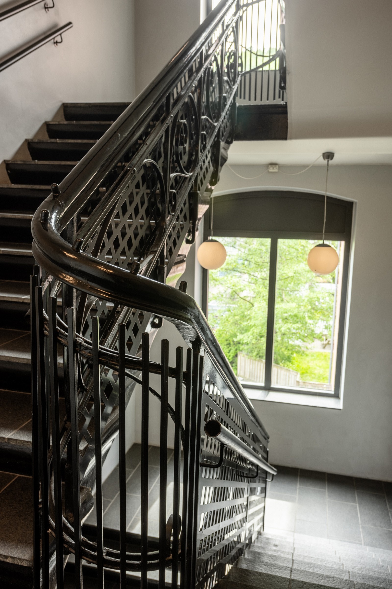 Nydelig trappeoppgang i bygget. Det er heisadkomst til leiligheten. Galleribilde