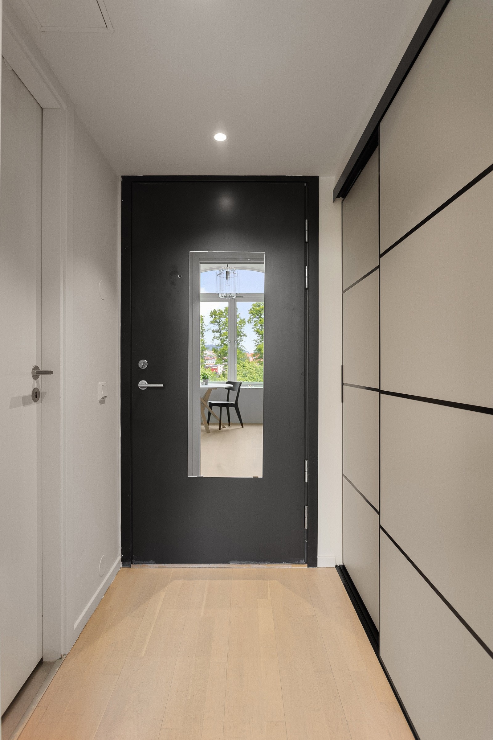 Entréen er nyoppusset med ny og flott skyvedørsgarderobe. Galleribilde