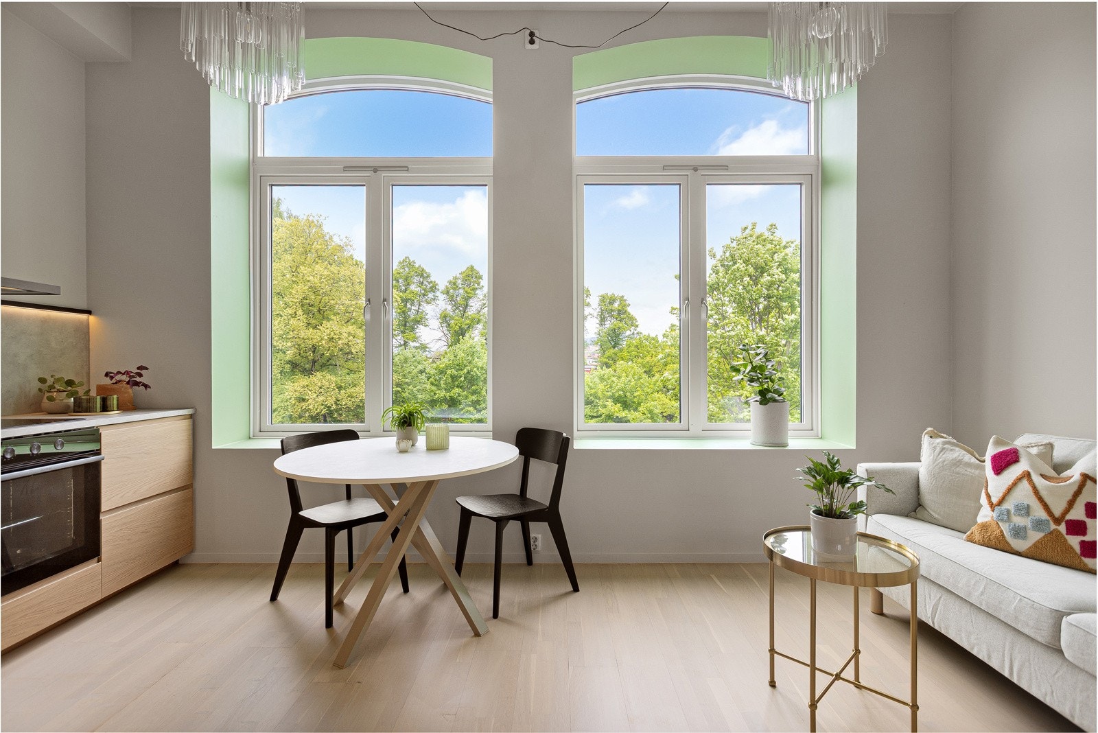 Leiligheten har store vinduer med et nydelig utsyn og 3,24 meters tahøyde! Galleribilde