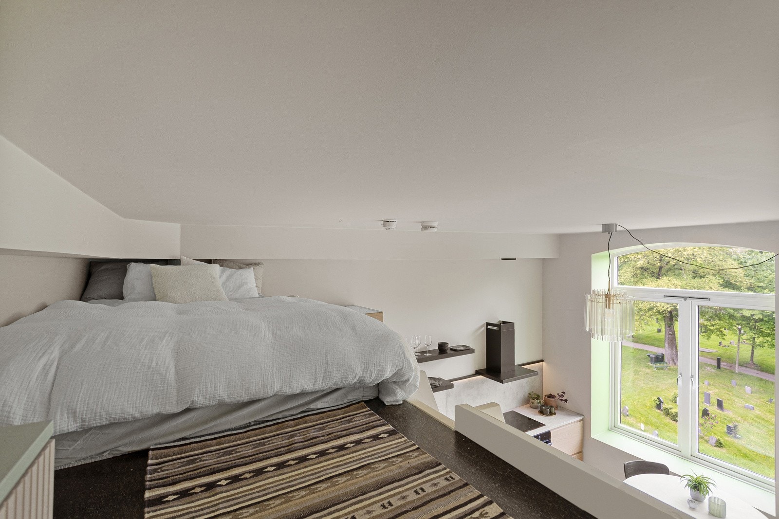 Her er det plass til dobbelmadrass og oppbevaring. Galleribilde