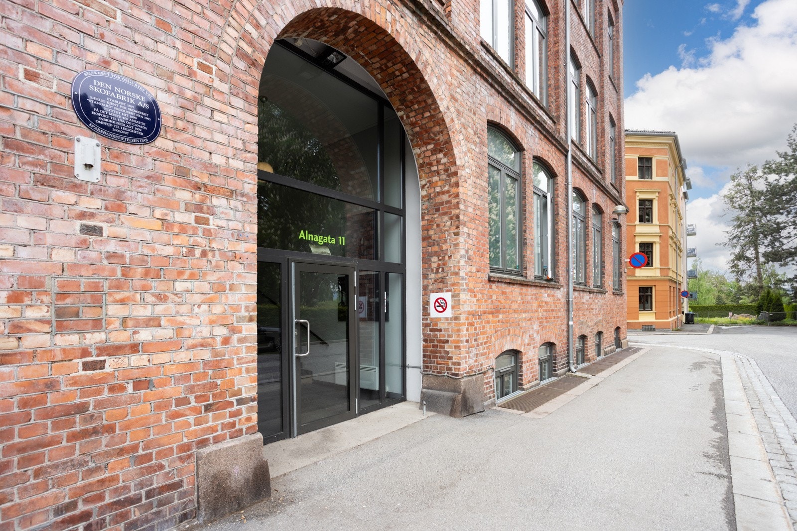 Alnagata 11 ligger sentralt plassert i Gamlebyen med kort vei til Ekeberg, Tøyen, Grønland, Bjørvika og Sørenga. Galleribilde