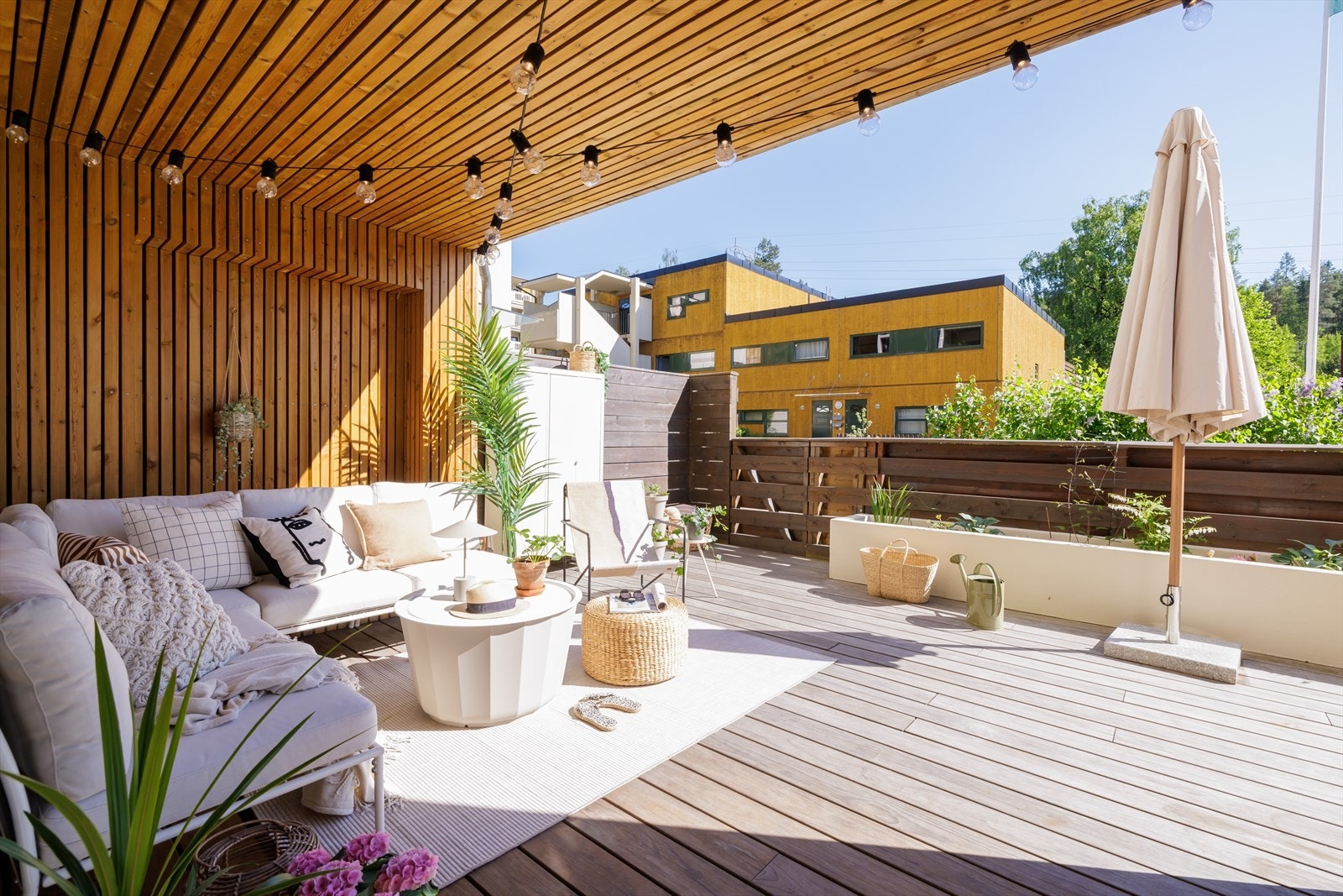 Keboni terrassebord og rekkverk av tre Galleribilde
