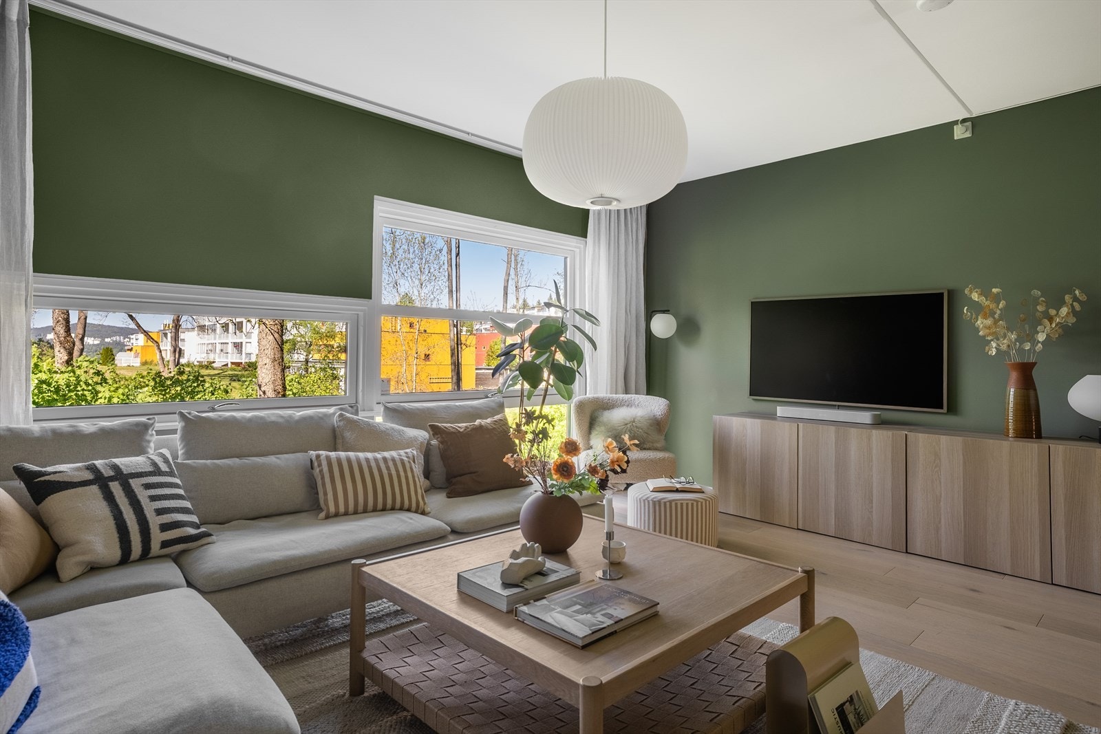 Stuen er malt i en lun og behagelig grønnfarge som gir rommet det lille ekstra Galleribilde