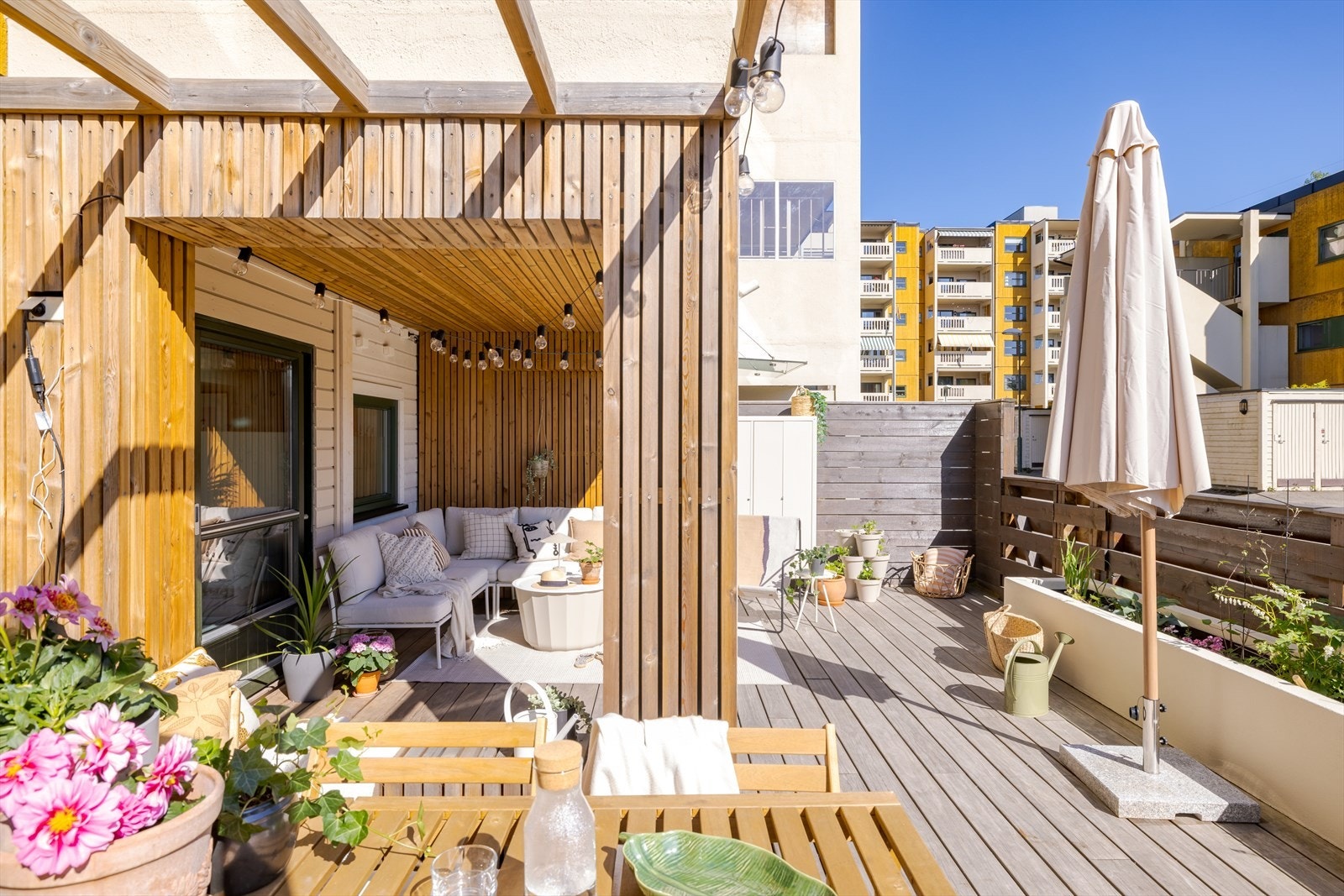 Fra kjøkkenet er det utgang til en herlig terrasse på hele 36kvm med gode solforhold Galleribilde