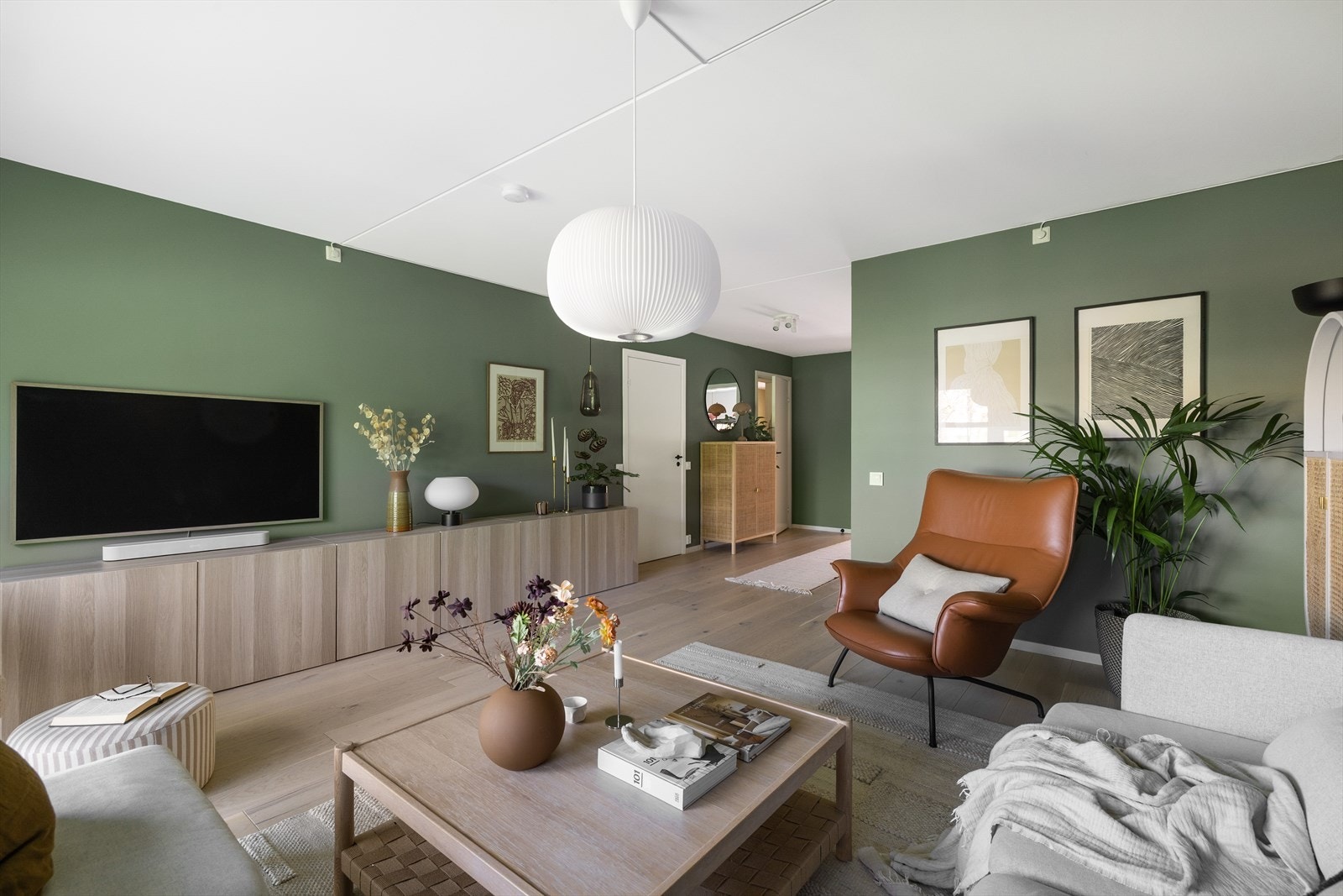 Her er det plass til sofagruppe, tv-benk, stuebord og øvrig ønsket møblement Galleribilde