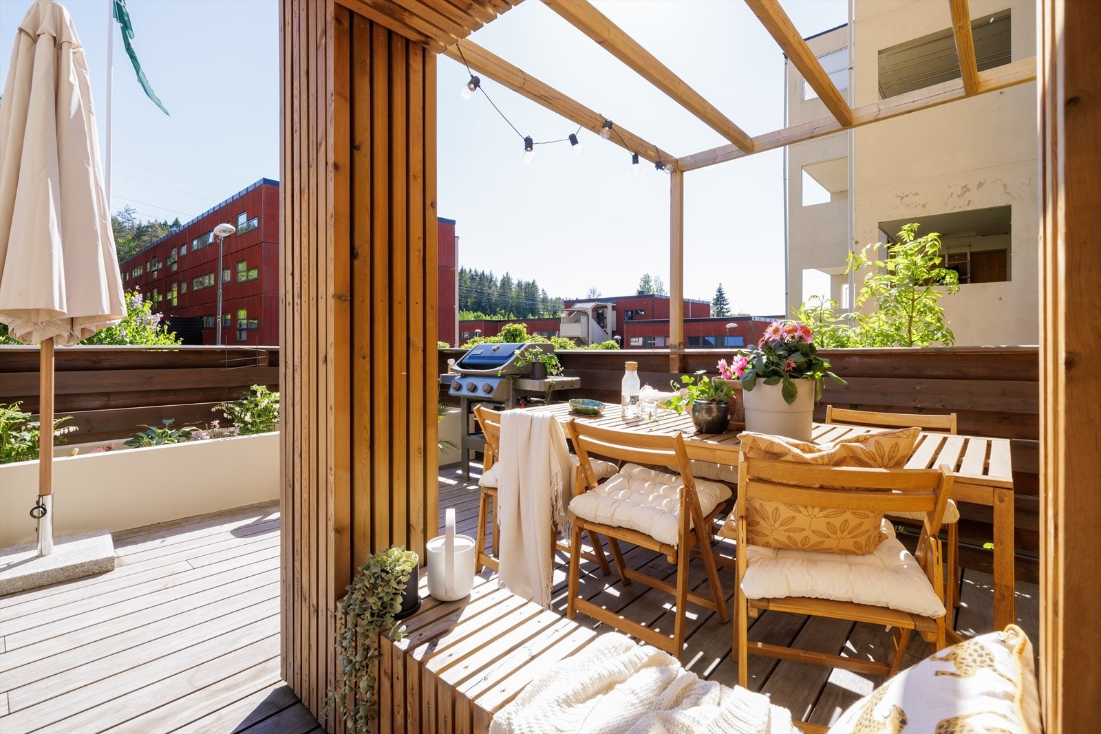 Terrassen er inndelt i flere soner og det er plass til sofagruppe, grill, beplantning, samt øvrig møblement Galleribilde