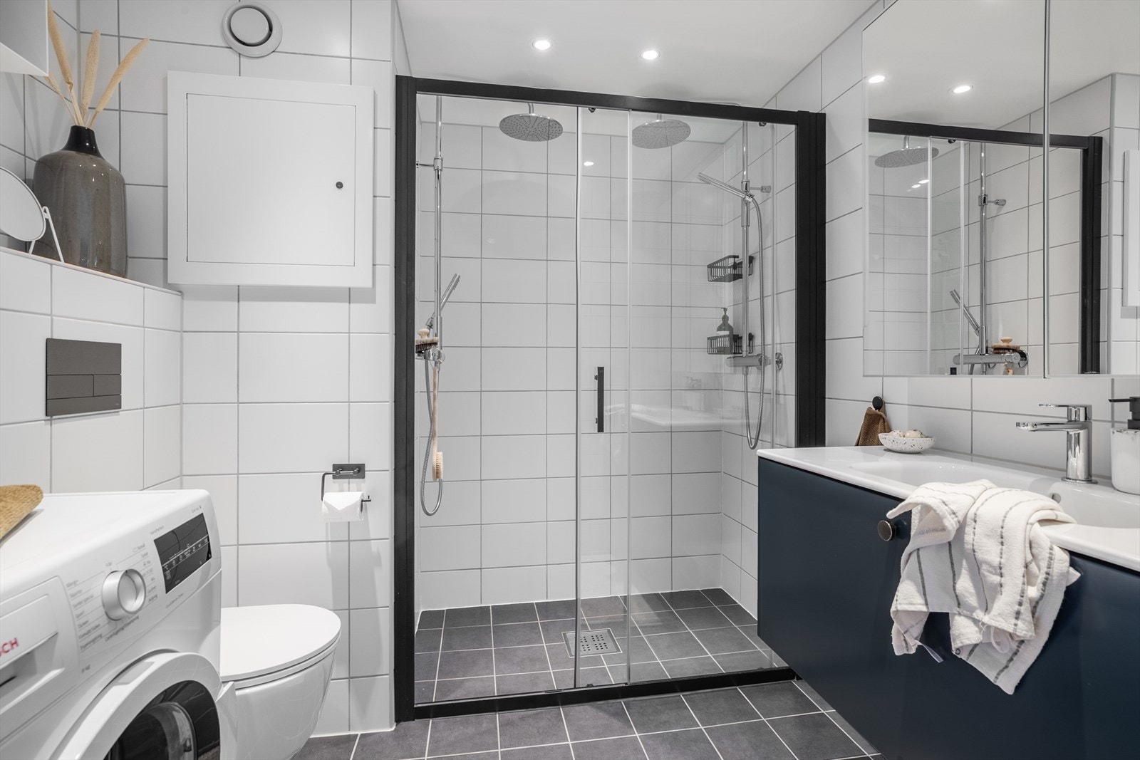 Flislagt bad fra 2018 med hvitmalt slett tak. Varmekabler i gulvet og downlights i taket Galleribilde