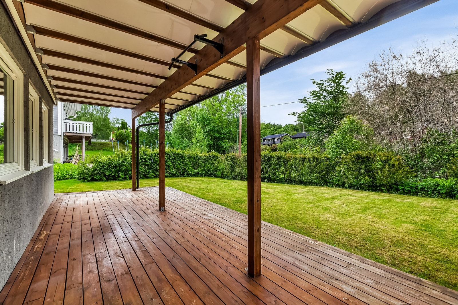 Fra kjellerstuen er det utgang til en overbygget terrasse på 22 kvm. Galleribilde