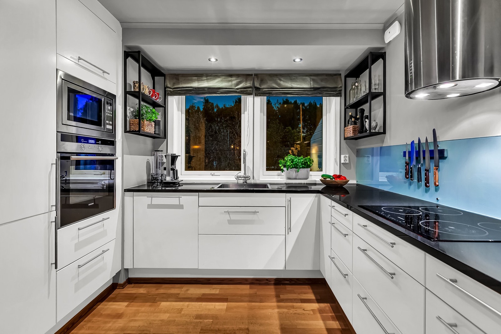 Benkeplaten er i slitesterk komposittstein, som både er funksjonell og elegant. Galleribilde