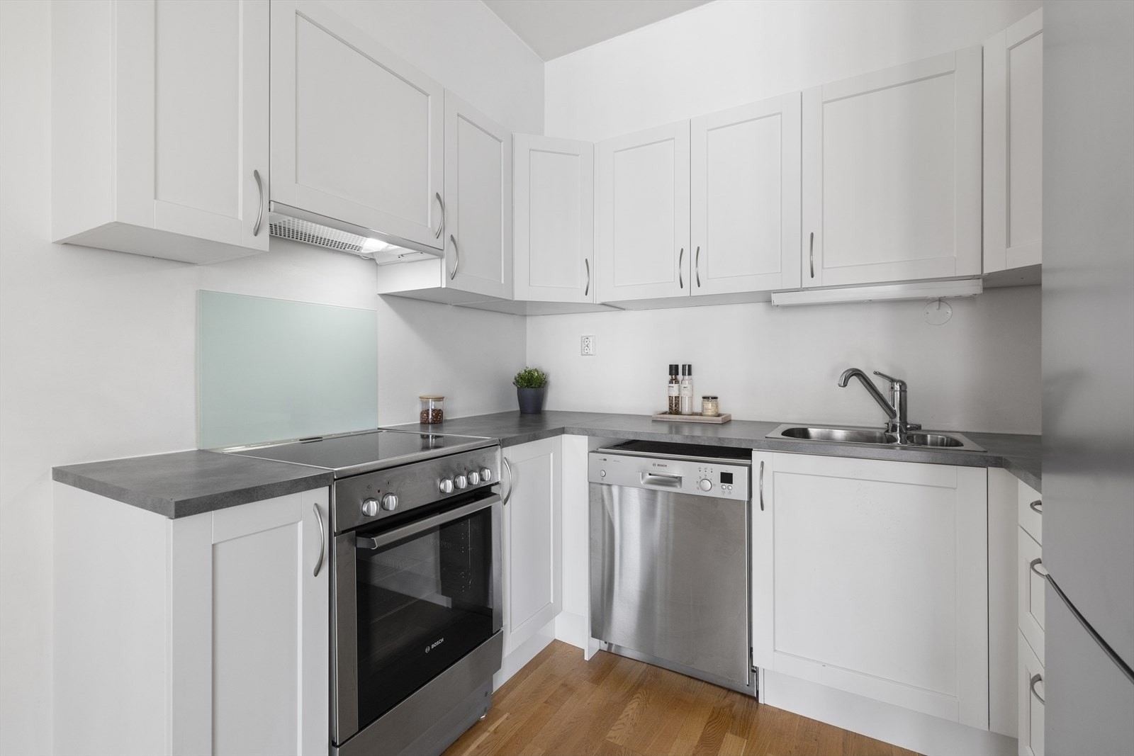 Kjøkken med profilerte folierte fronter. Benkeplate med nedfelt vaskekum. Tilpasset stekeovn, oppvaskmaskin og kjøl / frys. Galleribilde