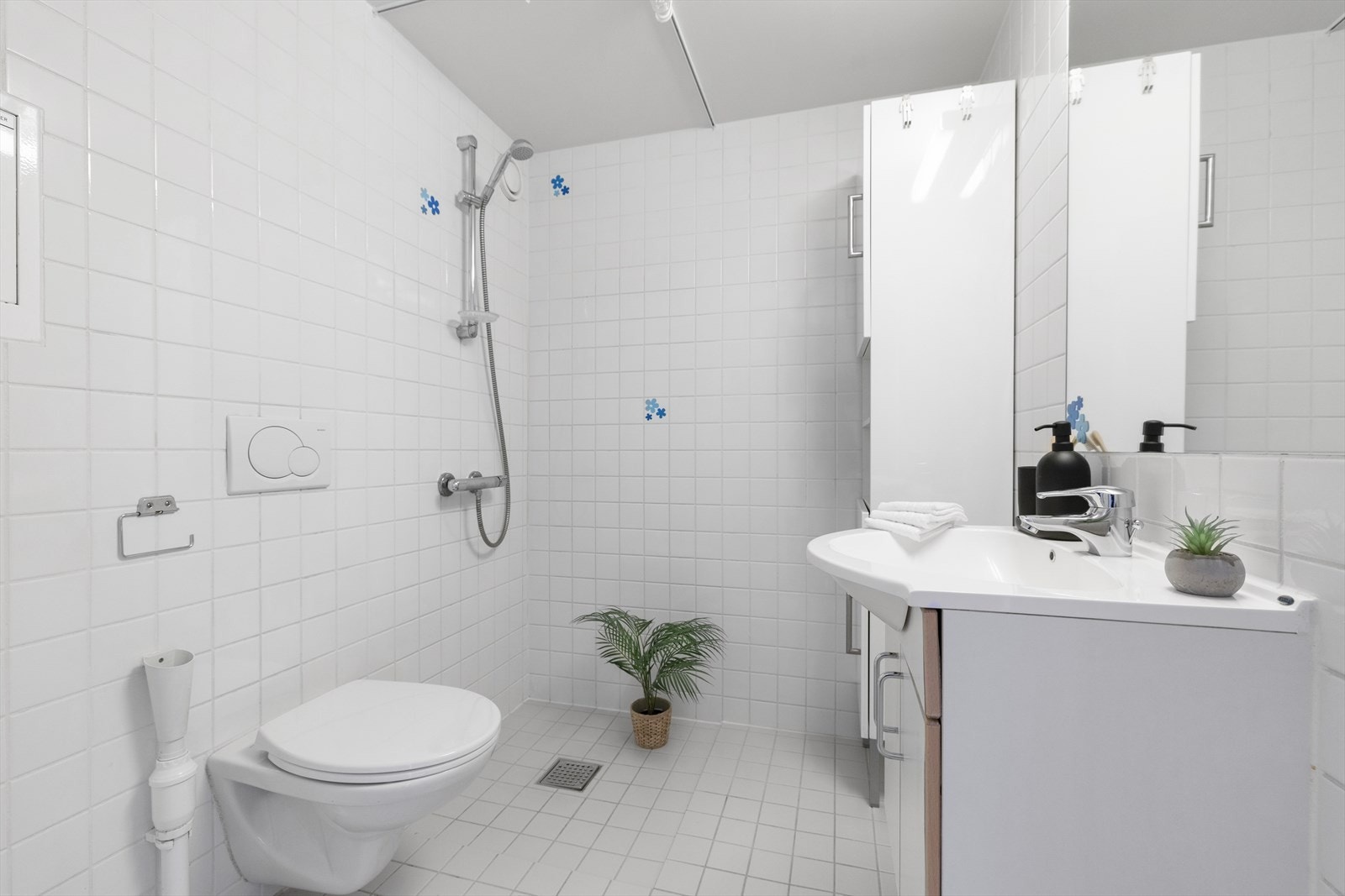 Baderom er et prefabrikkert våtromskabin fra byggeåret. Senket og malt platehimling. Flislagte vegger. Flislagt gulv med varmekabler. Galleribilde