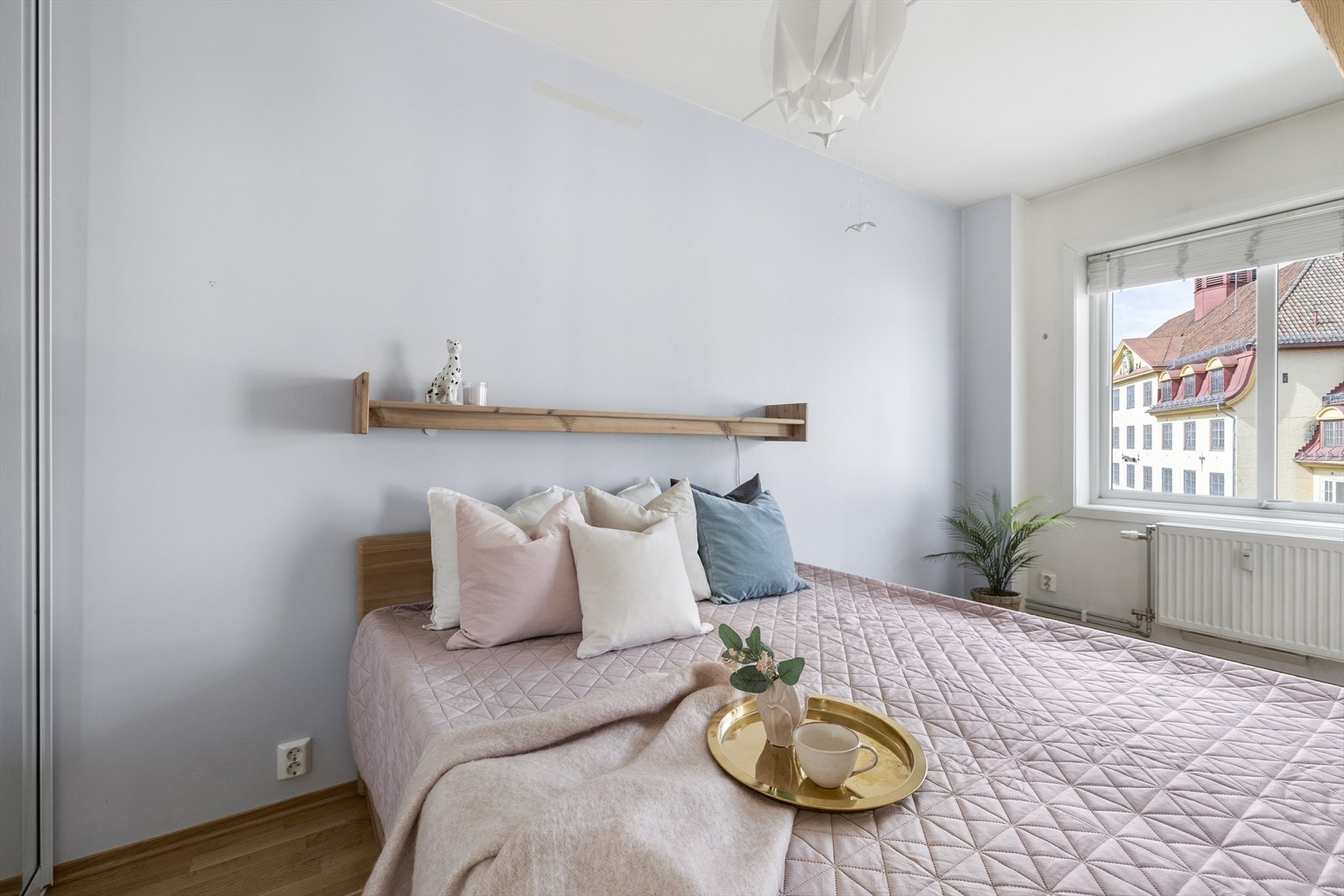 Lyst og romslig hovedsoverom med plass til dobbeltseng. Galleribilde