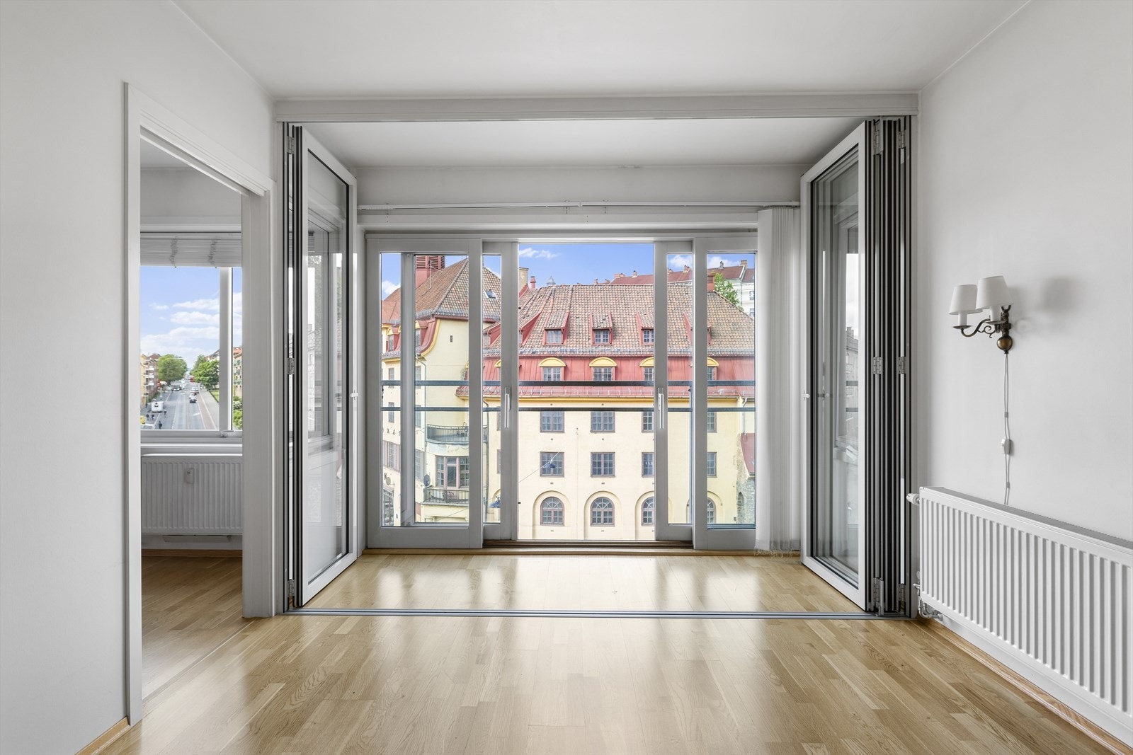 Fransk balkong ut fra vinterhage. Rekkverk i stål og glass. Galleribilde