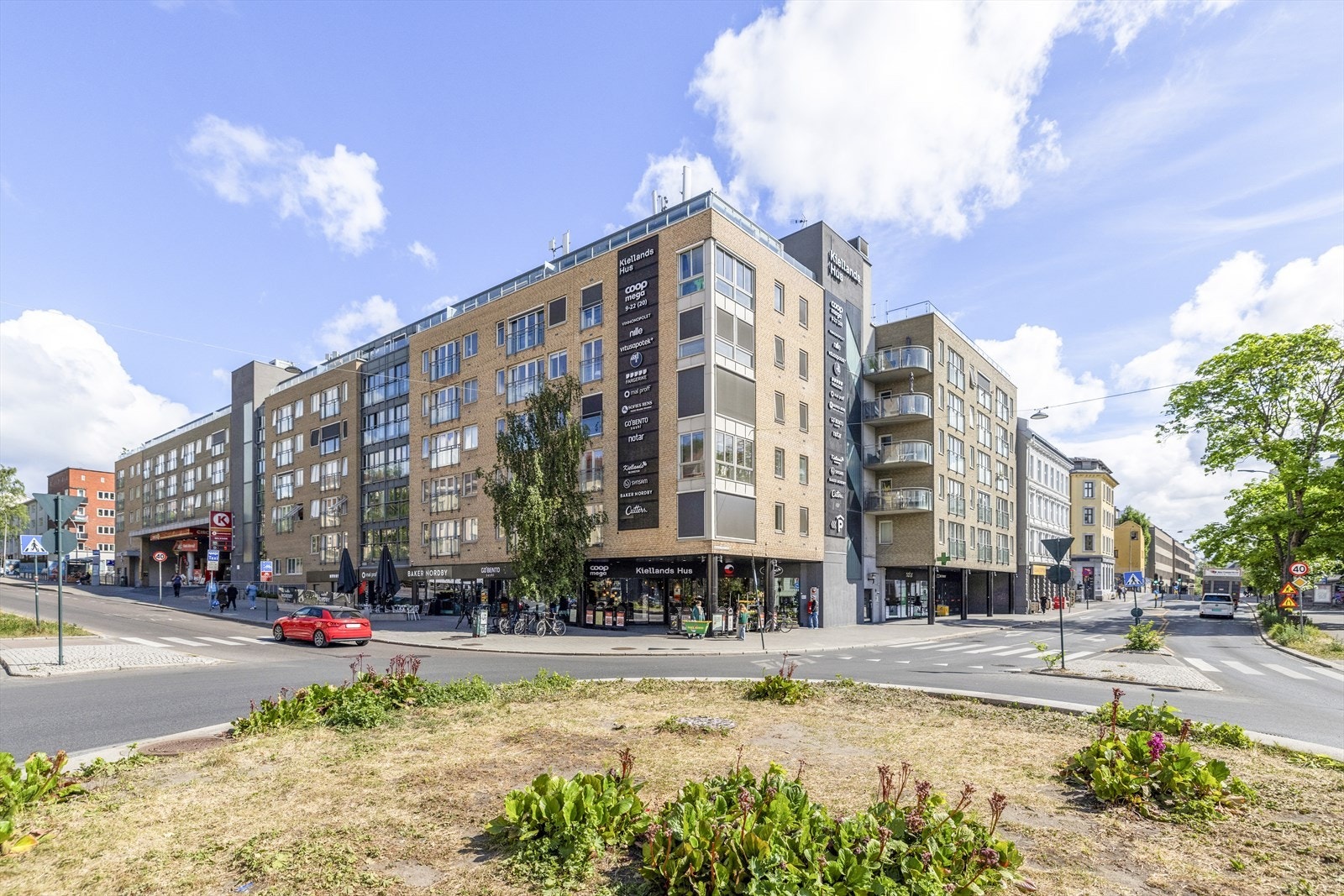 Notar v/Erling O. Turtum har gleden av å presentere en attraktiv, lys og pen 3-roms leilighet med fransk balkong ut fra vinterhage. Galleribilde