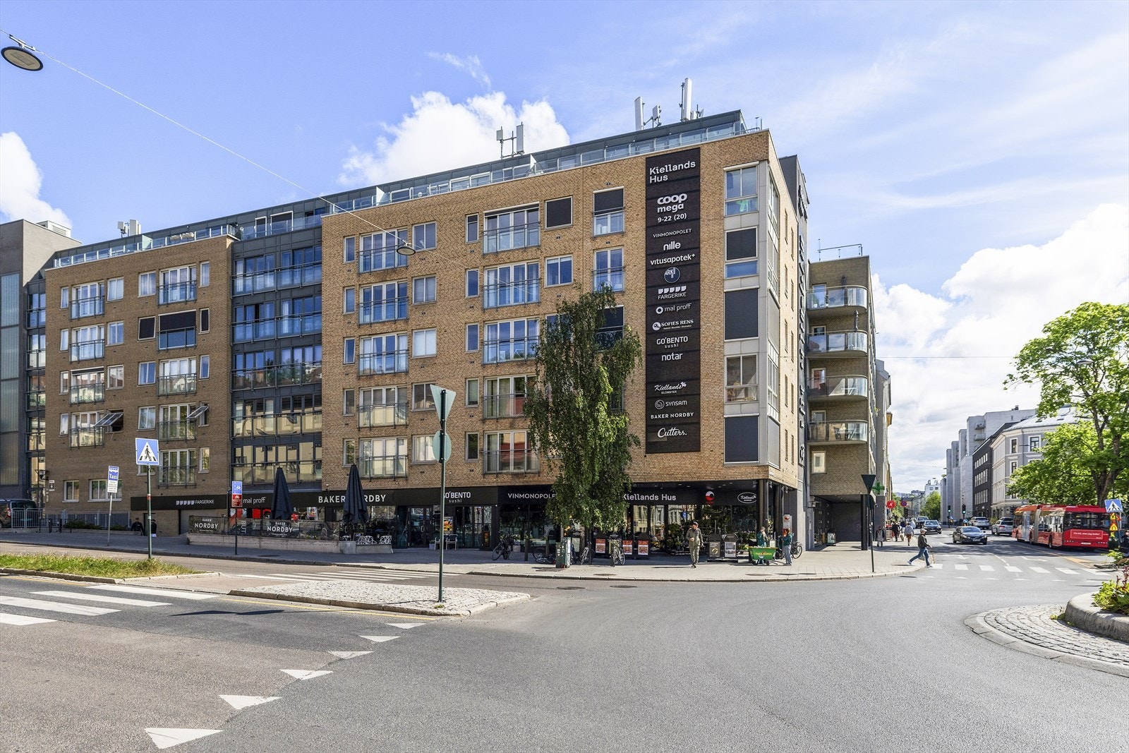 Nabolagssenter Kiellands hus med matbutikk, vinmonopol, apotek m.m. i byggets 1. etasje. Galleribilde