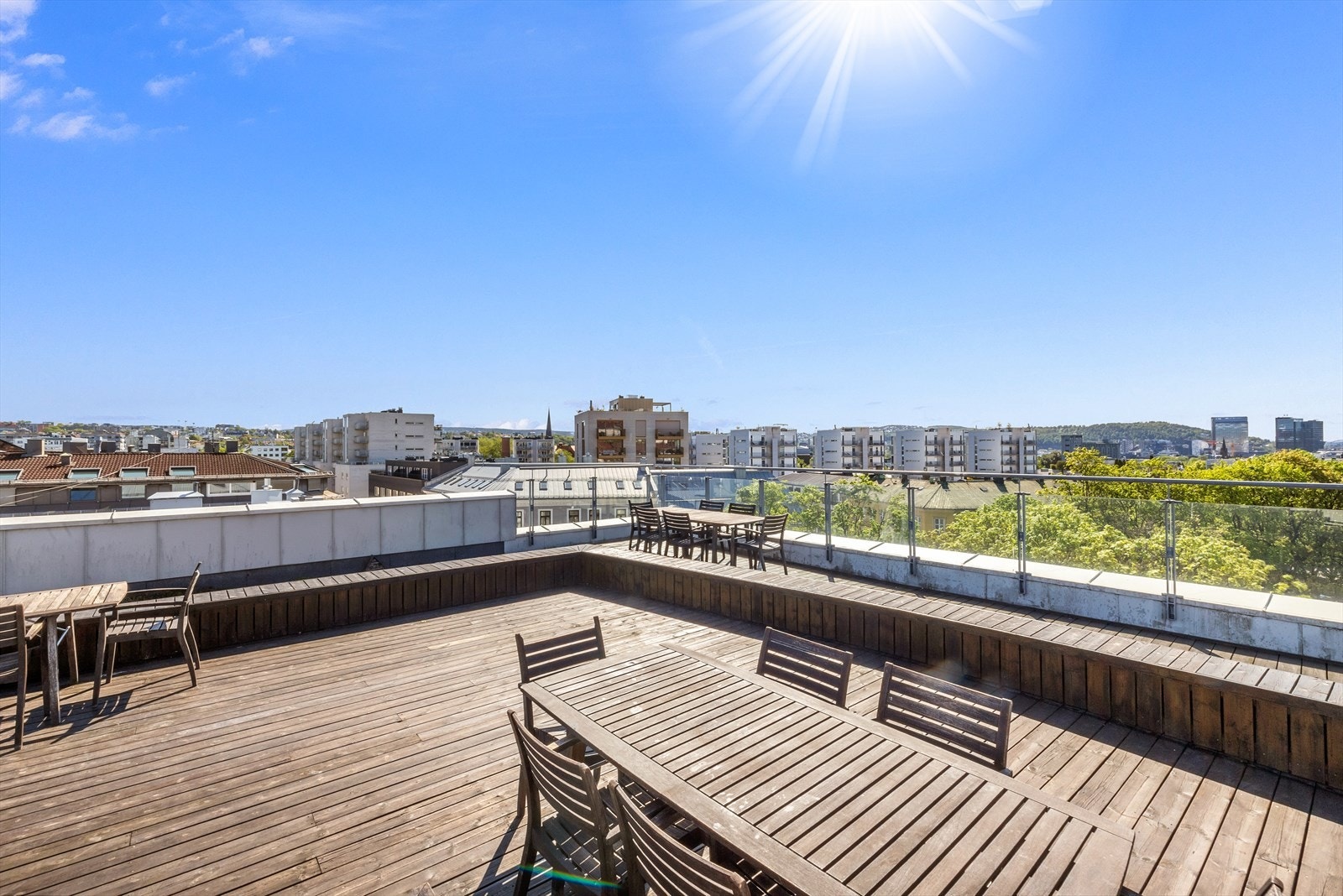 Terrassemøbler er satt ut i sommerhalvåret -Her kan varme sommerdager nytes! Galleribilde