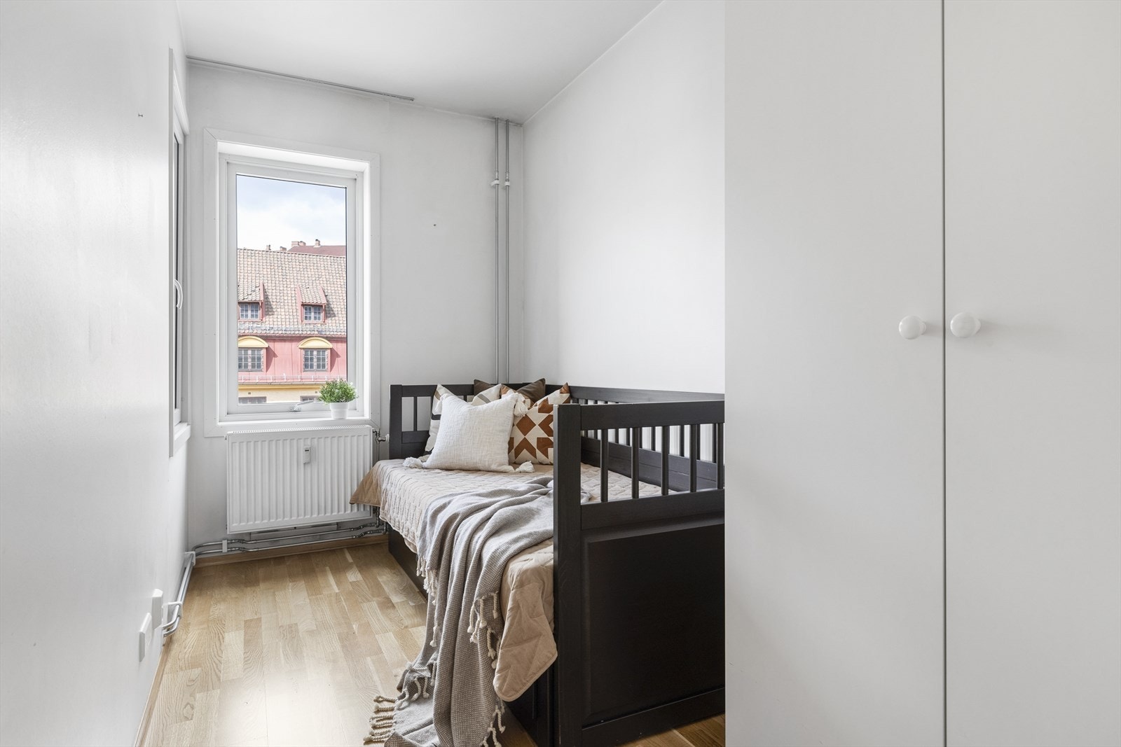 Soverom to er også av god størrelse. Godt med Skapplass. Galleribilde