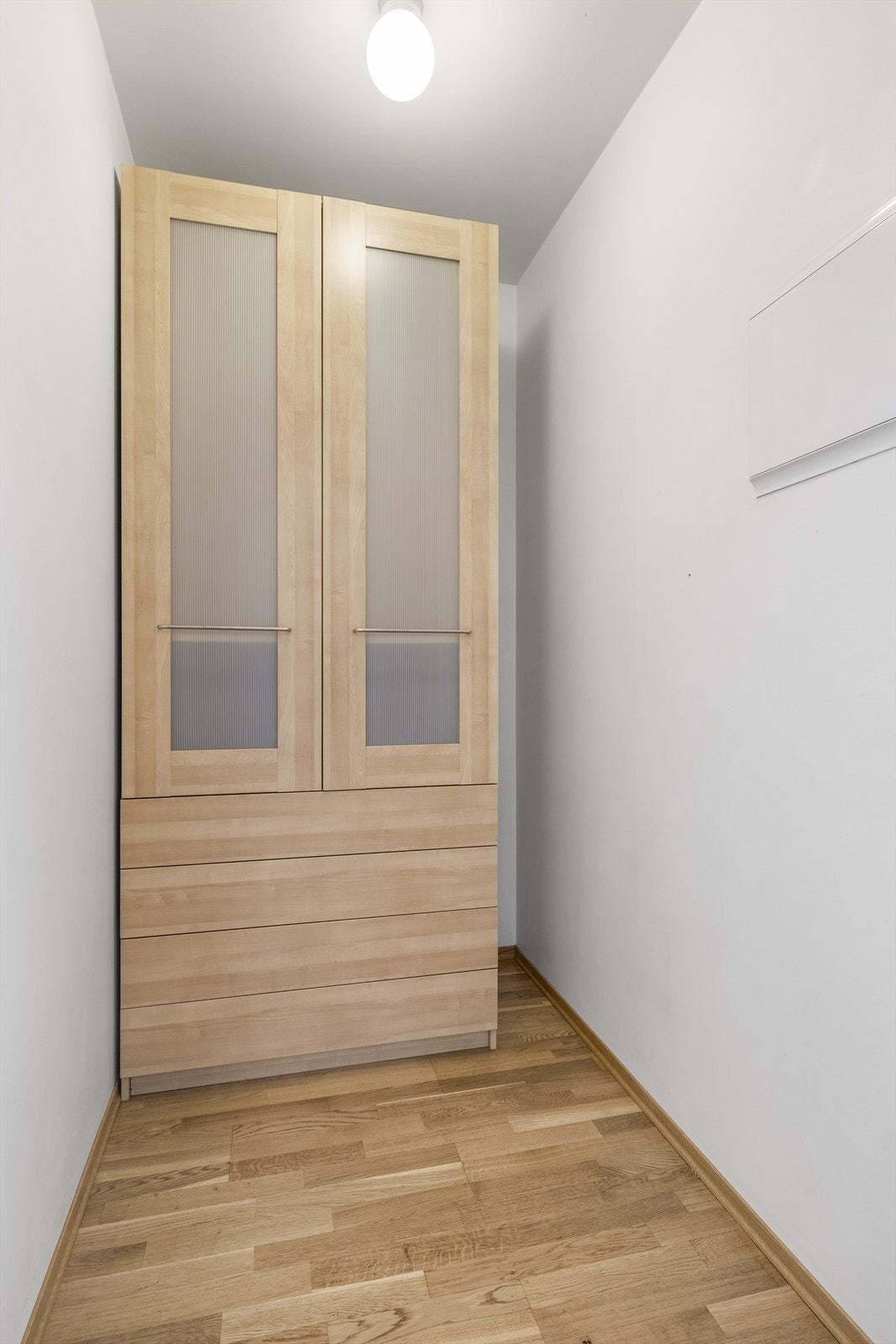 Garderobeskap i bod Galleribilde