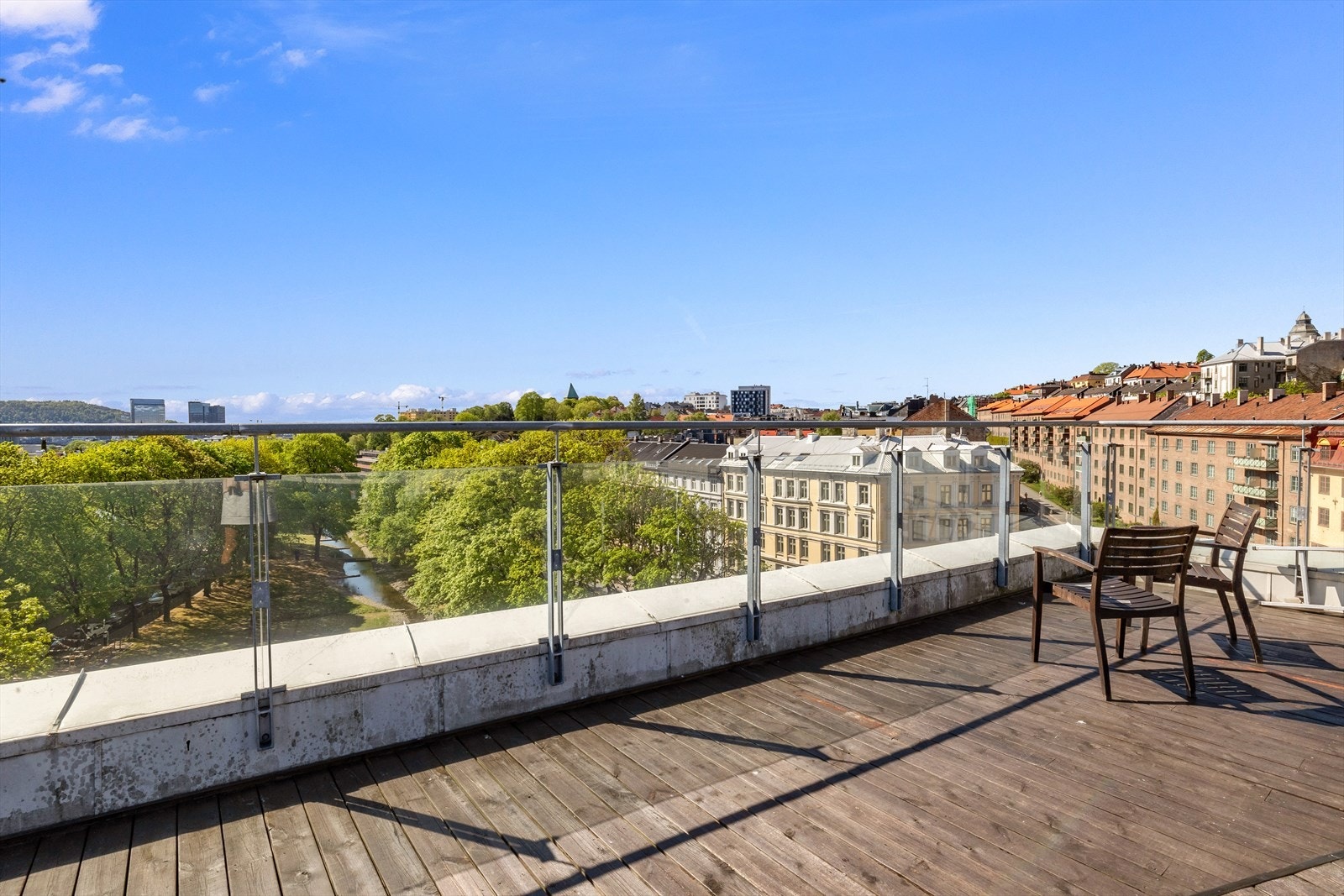 Man har også tilgang til en felles takterrasse som er opparbeidet med behagelig tredekke, benker og beplantning. Galleribilde