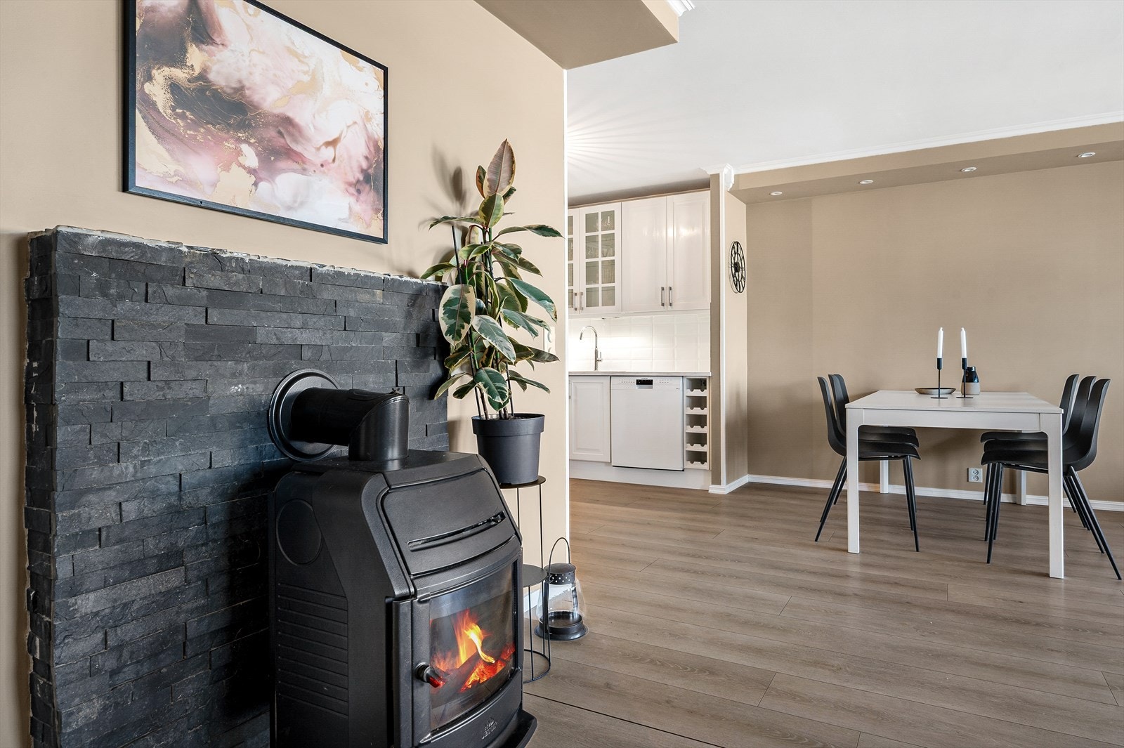 Koselig peis i stuen skaper en varm atmosfære. Galleribilde