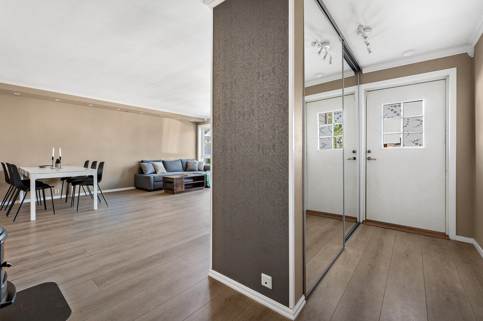 Inngangsparti med speilskap for oppbevaring av yttertøy og sko. Galleribilde