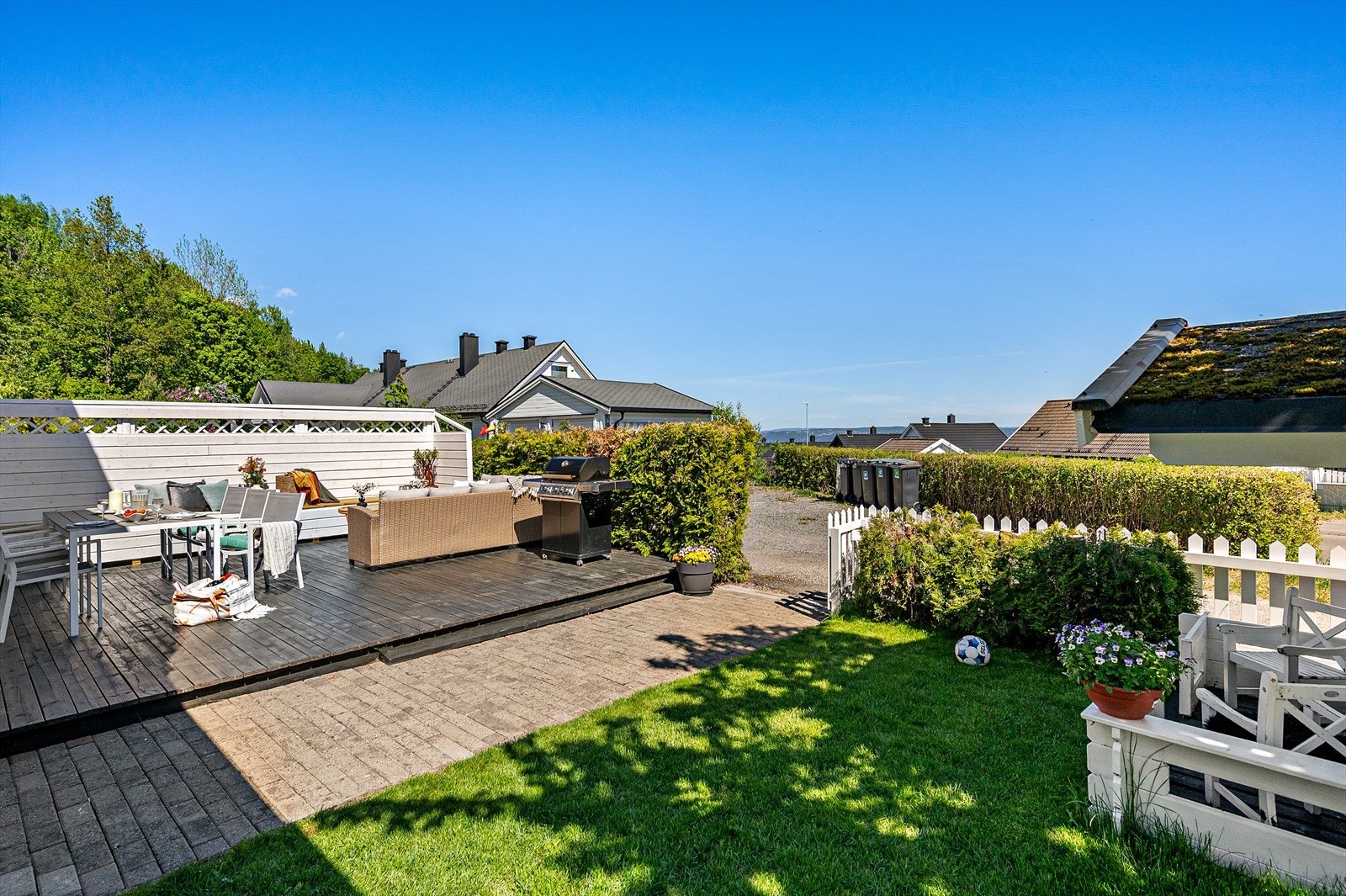 Terrasse med sittegruppe og grill, ideell for sommerdager. Galleribilde