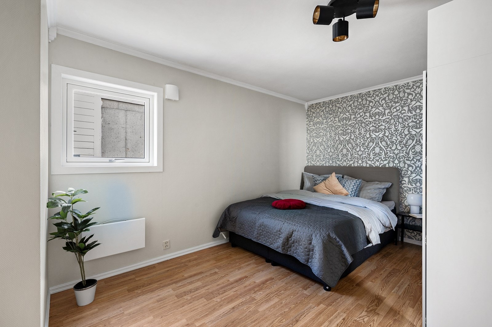 Hovedsoverom er av god størrelse med integrert garderobeskap. Galleribilde