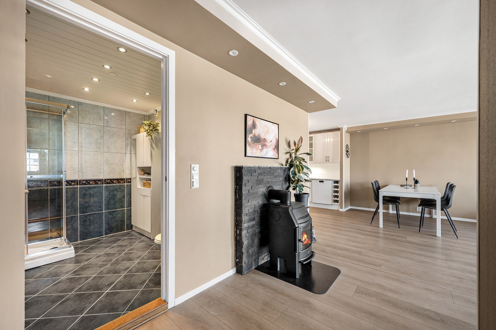 Koselig peis i stuen skaper en varm atmosfære. Galleribilde