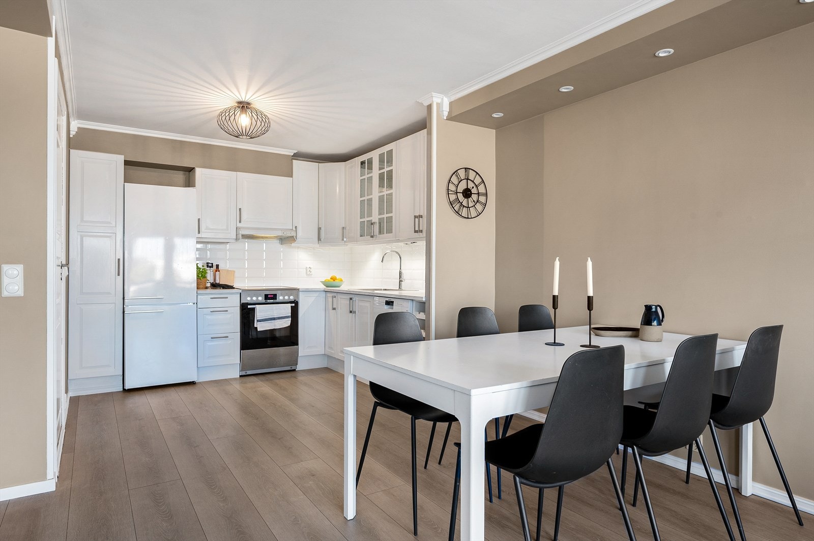 Kjøkken med god skapplass og moderne hvitevarer. Galleribilde